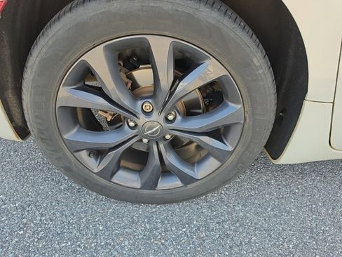 Used 2020 Chrysler Pacifica Touring-L w/ Advanced Safetytec Group FWD image 12