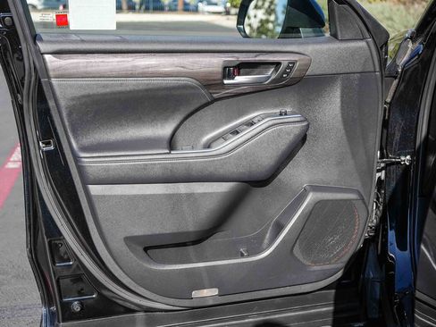 Used 2023 Toyota Highlander Platinum FWD image 27