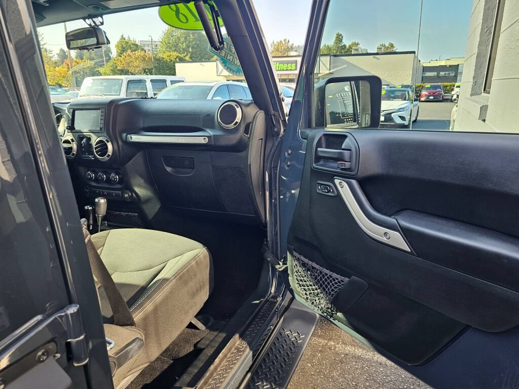 Used 2018 Jeep Wrangler Unlimited Sahara w/ Connectivity Group AWD/4WD image 12