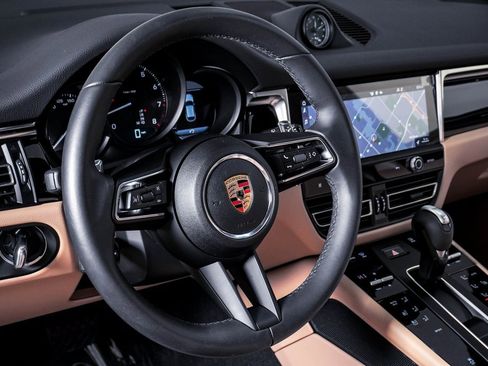 Certified 2025 Porsche Macan image 18
