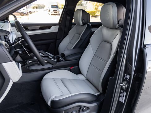 Certified 2026 Porsche Cayenne E-Hybrid AWD/4WD image 5