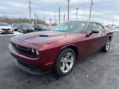 Used 2017 Dodge Challenger SXT image 3