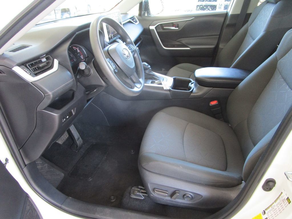 Used 2025 Toyota RAV4 XLE FWD image 21