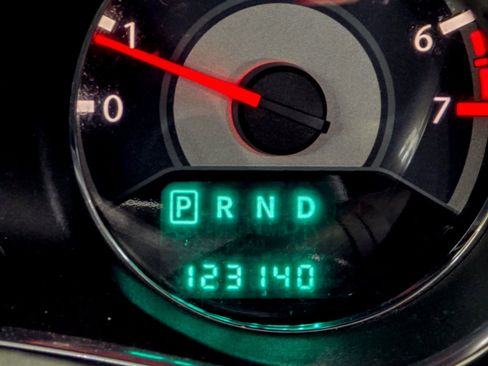 Used 2013 Chrysler 200 Touring FWD image 6