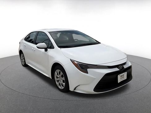 Used 2025 Toyota Corolla LE image 3