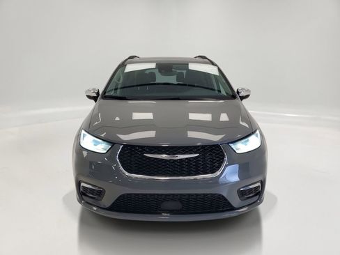 Used 2023 Chrysler Pacifica Limited image 2