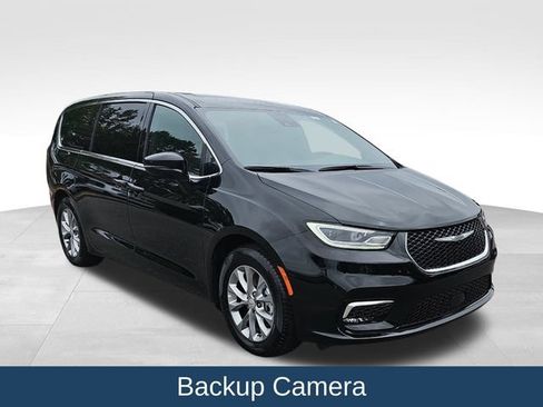 Used 2026 Chrysler Pacifica Limited FWD image 9