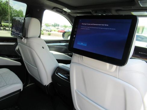 New 2026 Cadillac Escalade Platinum Luxury w/ LPO, Radiant Package AWD/4WD image 15