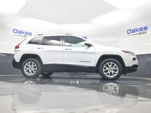 Used 2018 Jeep Cherokee Latitude Plus w/ Cold Weather Group AWD/4WD image 44