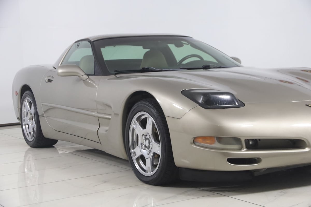 Used 1998 Chevrolet Corvette Coupe w/ Performance Handling Pkg RWD image 25
