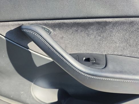 Used 2022 Tesla Model Y Long Range image 32