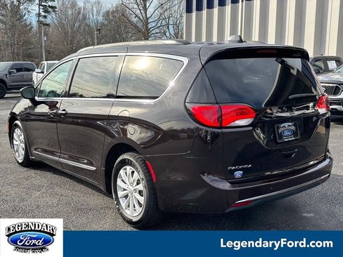 Used 2017 Chrysler Pacifica Touring-L image 2