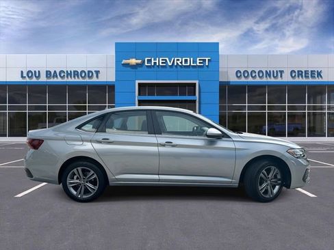 Used 2024 Volkswagen Jetta SE FWD image 9