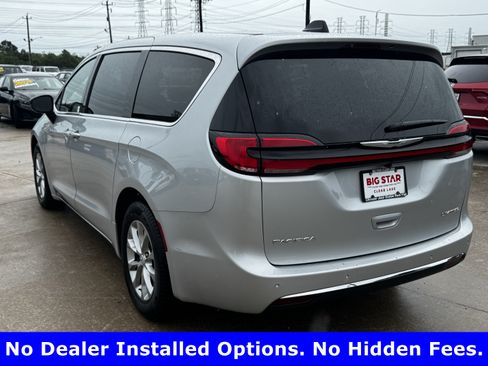 Used 2026 Chrysler Pacifica Limited FWD image 8