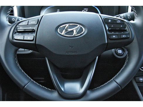 Used 2024 Hyundai Venue Limited FWD image 17