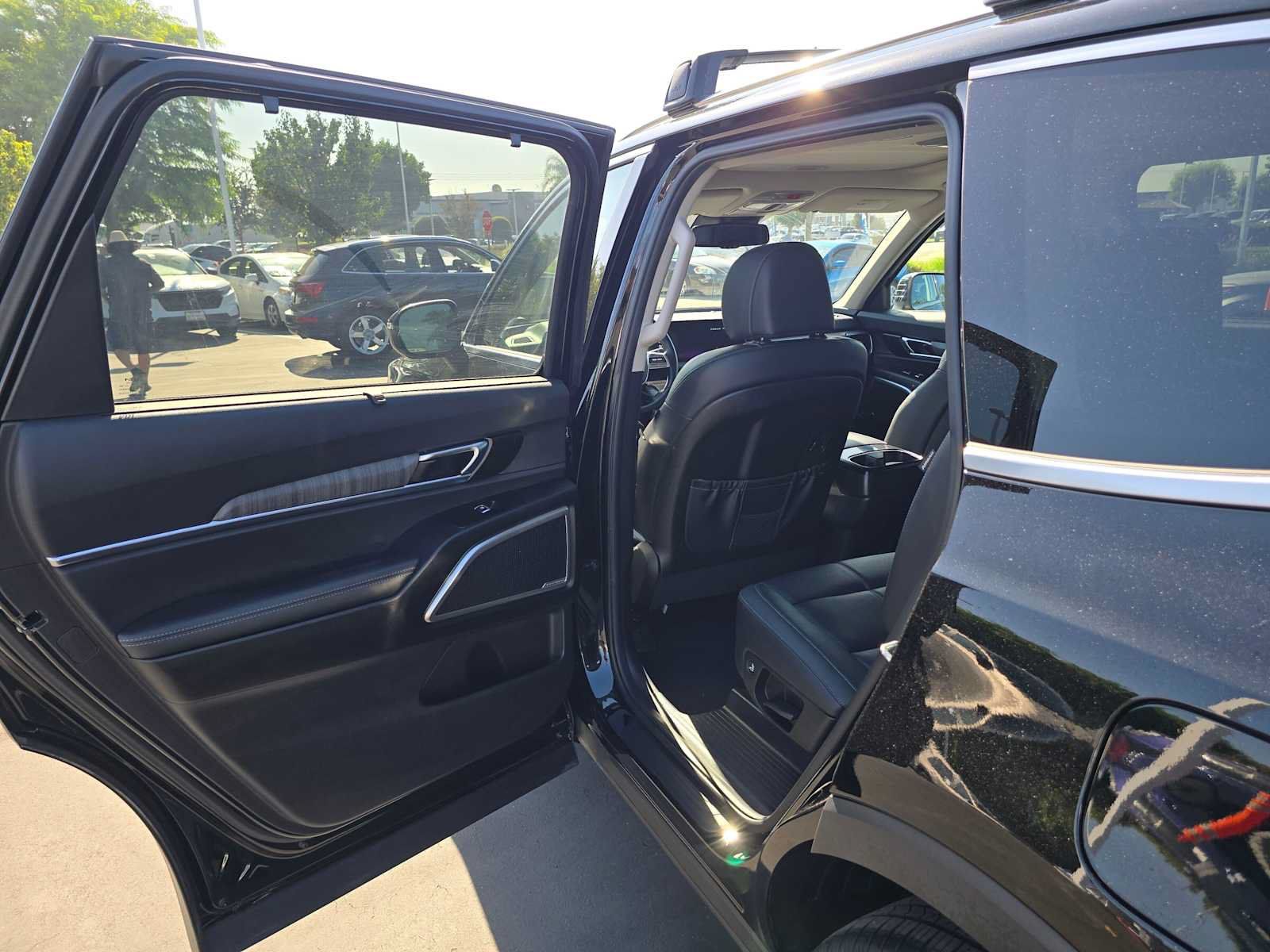 Used 2024 Kia Telluride EX w/ EX Captain's Chair Package FWD image 17
