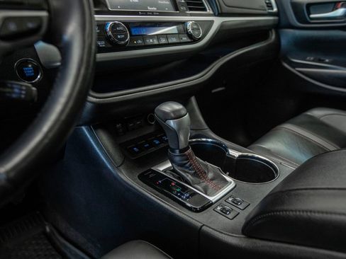 Used 2019 Toyota Highlander SE AWD/4WD image 23