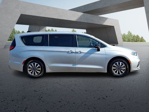 Used 2024 Chrysler Pacifica Select FWD image 7