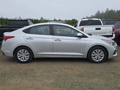 Used 2021 Hyundai Accent SE FWD image 3