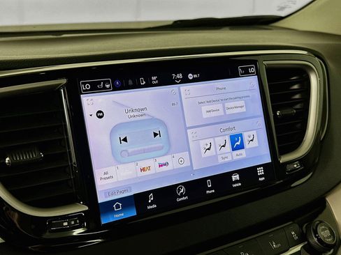 Used 2024 Chrysler Pacifica Touring-L FWD image 21