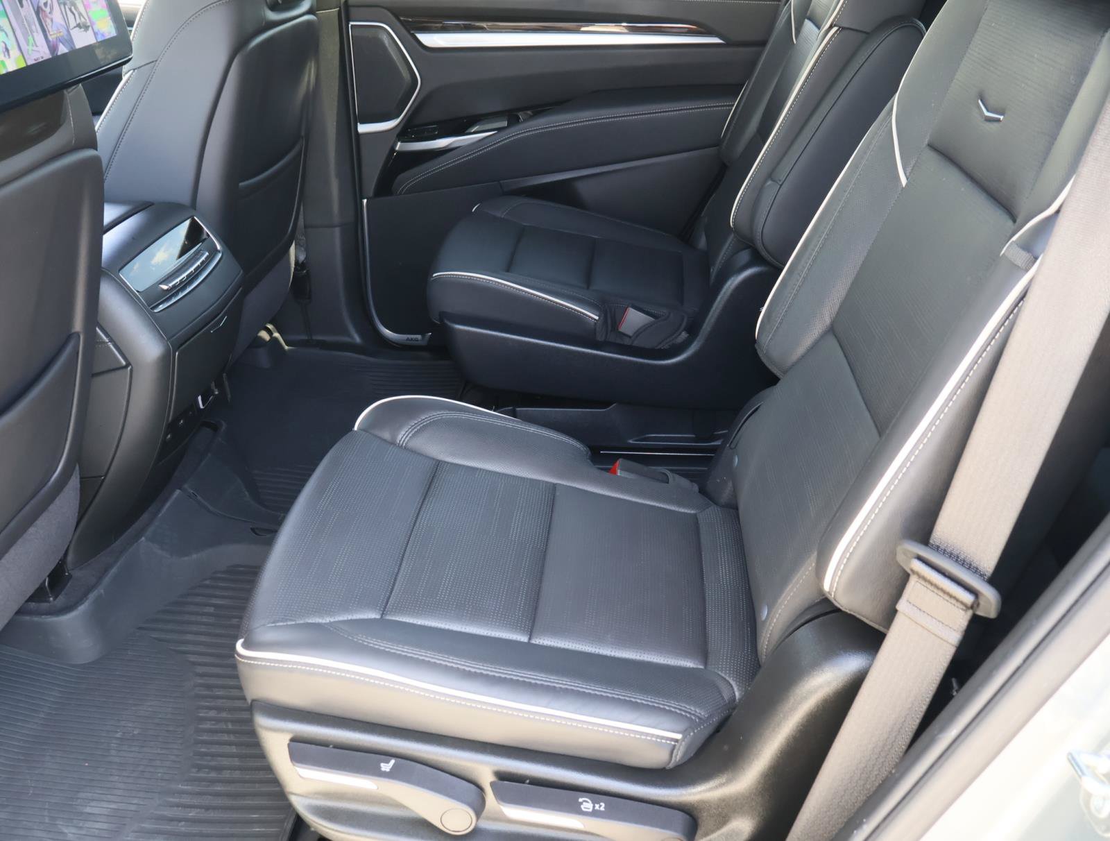 Certified 2025 Cadillac Escalade Premium Luxury w/ Touring Package AWD/4WD image 27