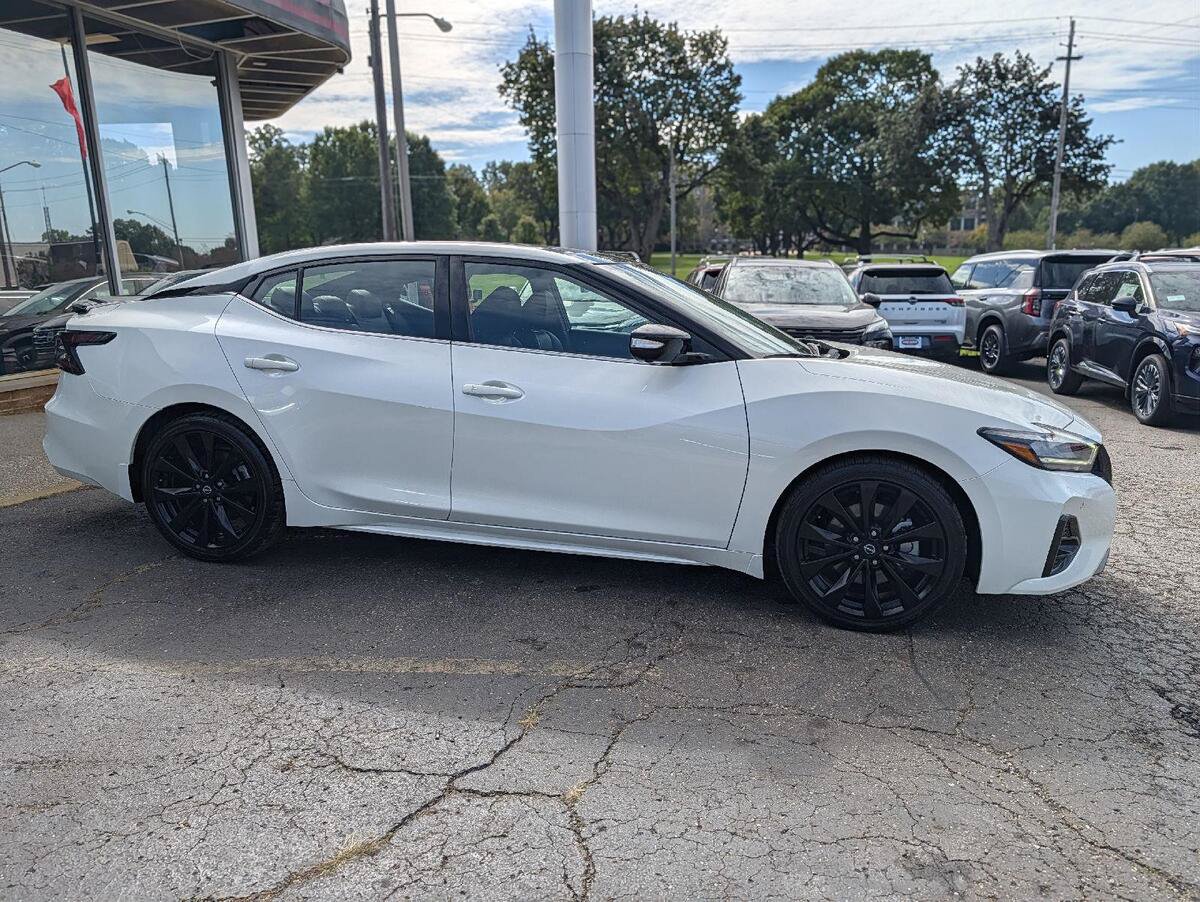 Used 2023 Nissan Maxima SR w/ Sport Mat Group FWD image 14