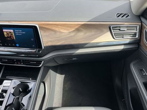 Used 2025 Volkswagen Atlas SE image 19