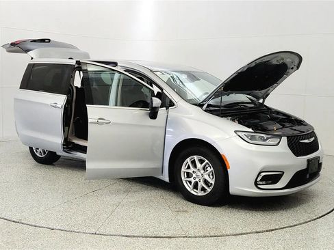 Used 2023 Chrysler Pacifica Touring-L FWD image 9