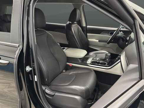 Used 2024 Kia Carnival LX FWD image 23