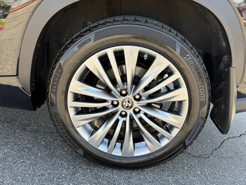 Used 2021 Toyota Highlander Platinum AWD/4WD image 11