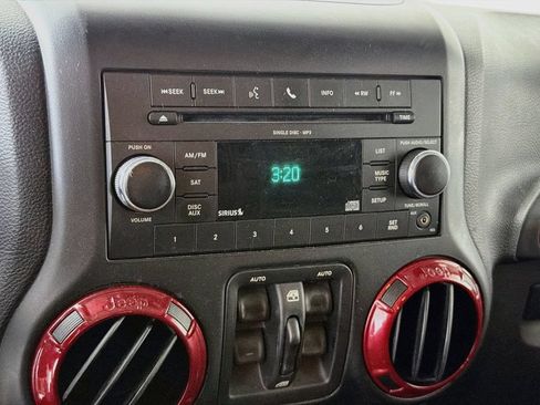 Used 2011 Jeep Wrangler Unlimited Rubicon w/ Connectivity Group AWD/4WD image 17