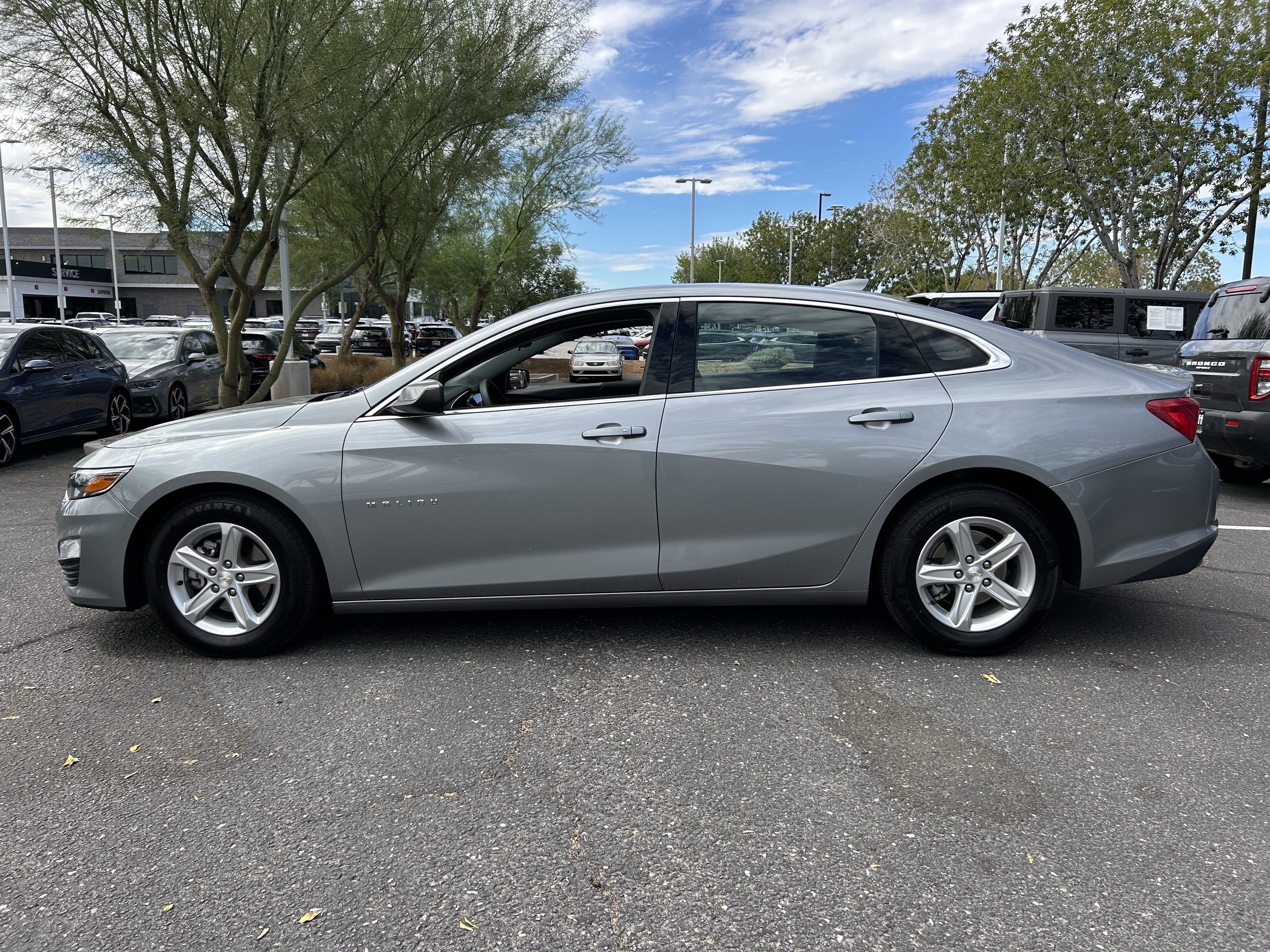 Used 2024 Chevrolet Malibu LT FWD image 2