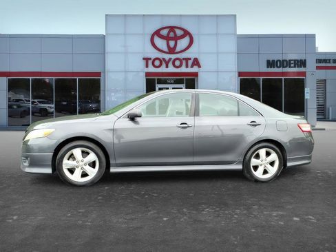 Used 2011 Toyota Camry SE w/ Sport Leather Pkg FWD image 2