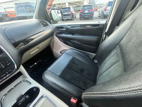 Used 2017 Dodge Grand Caravan SXT w/ Driver Convenience Group image 3