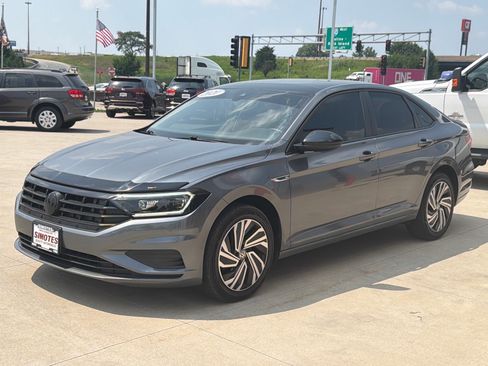Used 2021 Volkswagen Jetta SEL FWD image 4