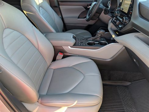 Used 2024 Toyota Highlander XLE image 27