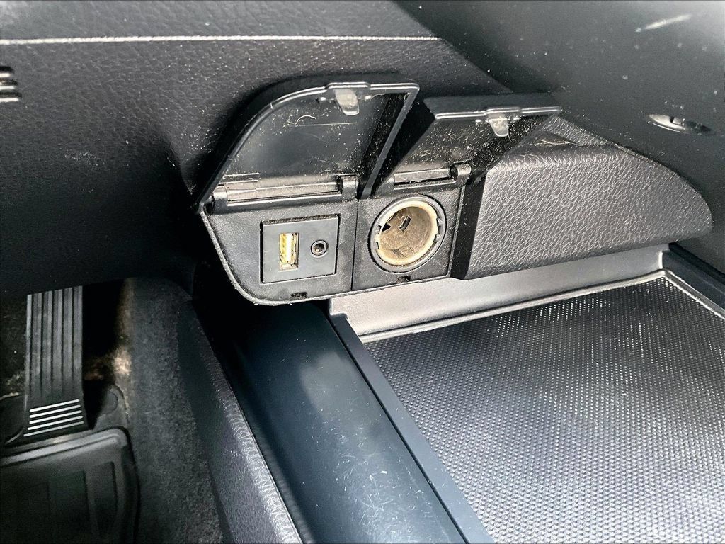 Used 2019 Toyota Camry SE FWD image 25