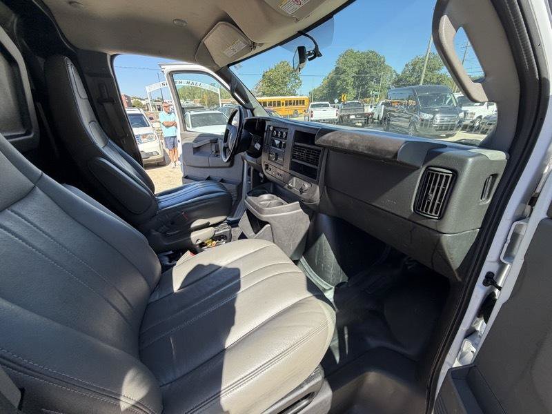 Used 2022 Chevrolet Express 3500 w/ Driver Convenience Package RWD image 17