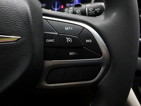 Used 2023 Chrysler Voyager LX image 28