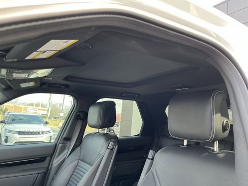 Used 2025 Land Rover Discovery S image 19