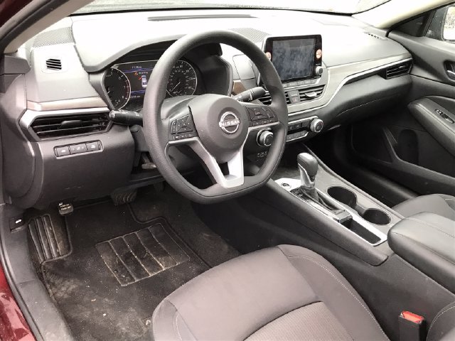 Used 2025 Nissan Altima 2.5 SV FWD image 3