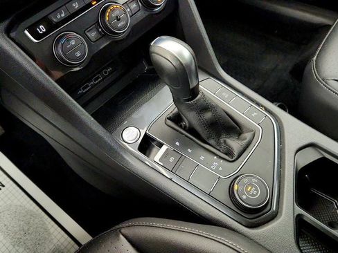 Used 2020 Volkswagen Tiguan SEL AWD/4WD image 16