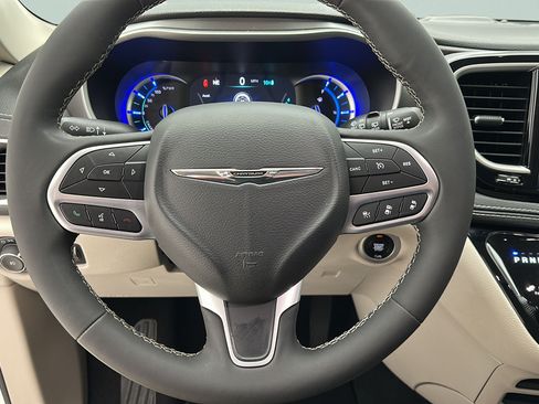 Used 2023 Chrysler Pacifica Touring-L FWD image 15