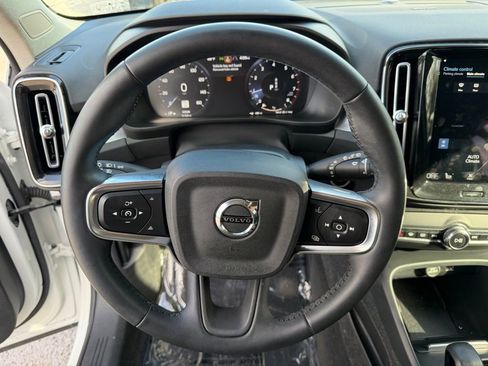 Used 2022 Volvo XC40 T5 Momentum image 17
