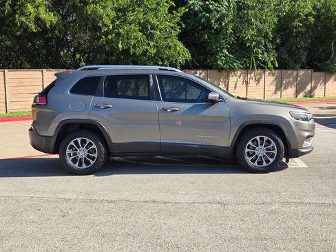 Used 2019 Jeep Cherokee Latitude Plus FWD image 2