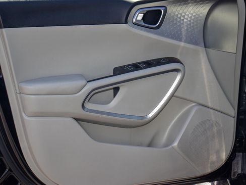 Used 2023 Kia Soul LX image 10