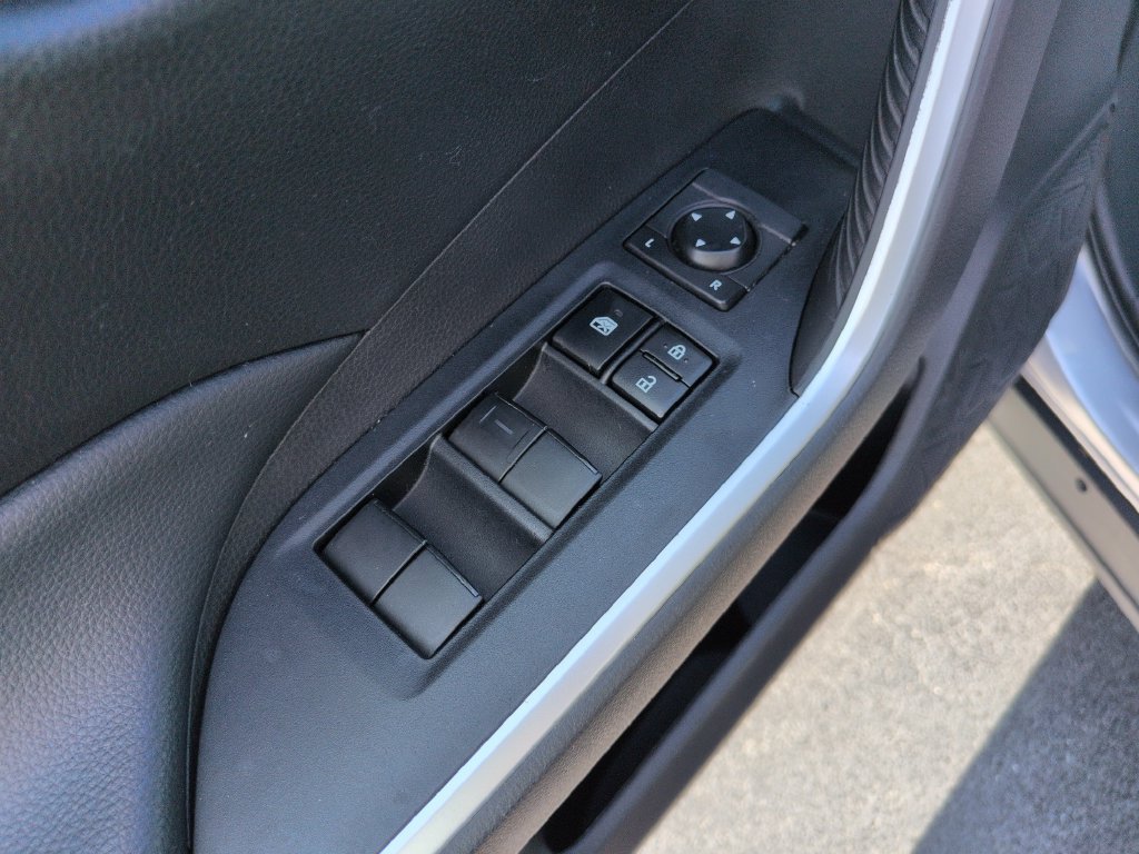 Used 2022 Toyota RAV4 LE FWD image 11