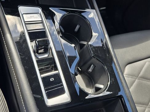 Used 2024 Volkswagen Atlas Cross Sport SE image 19