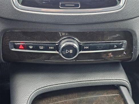 Used 2017 Volvo XC90 T5 Momentum w/ Vision Package image 30