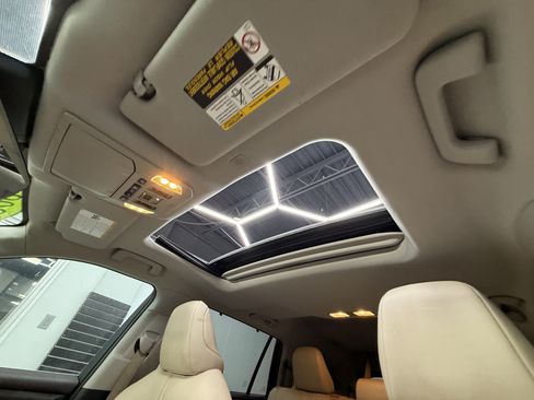 Used 2021 Toyota Highlander XLE AWD/4WD image 11